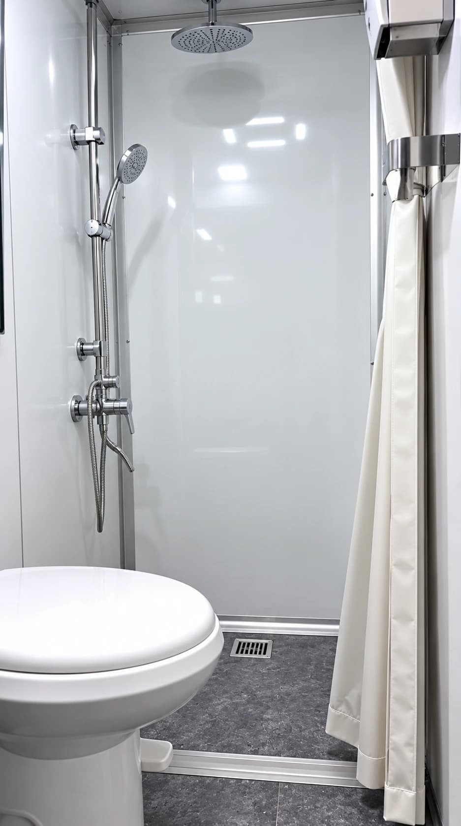luxury 6 stall shower restroom trailer entry steps